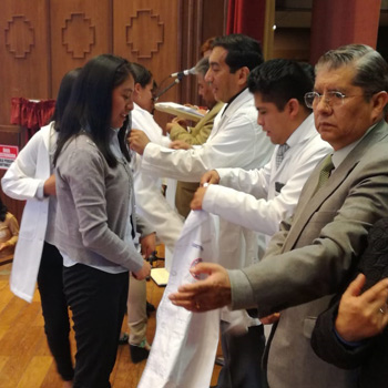 Imposición del mandil a estudiantes de la Facultad de Medicina, Enfermería, Nutrición y Tecnología Médica.